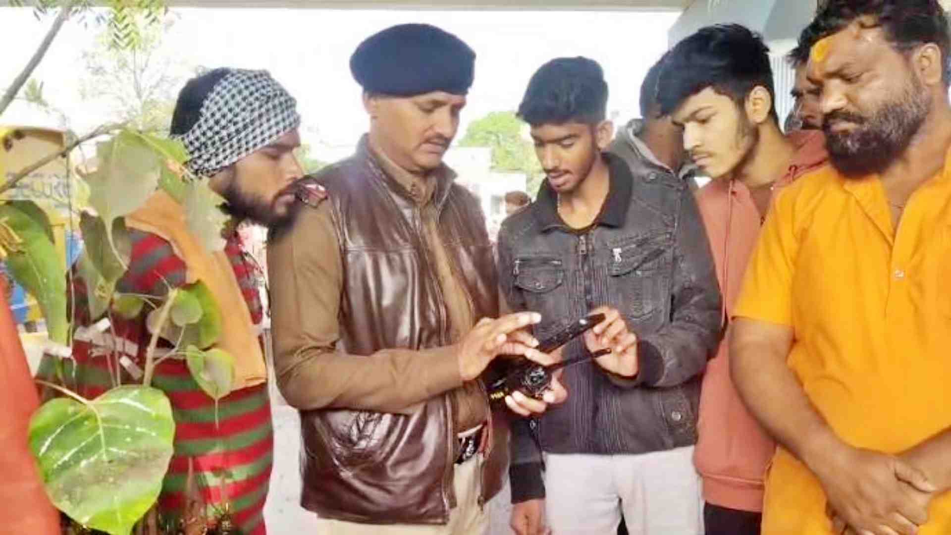 मौके पर पहुंची पुलिस को जानकारी देते स्थानीय लोग।
