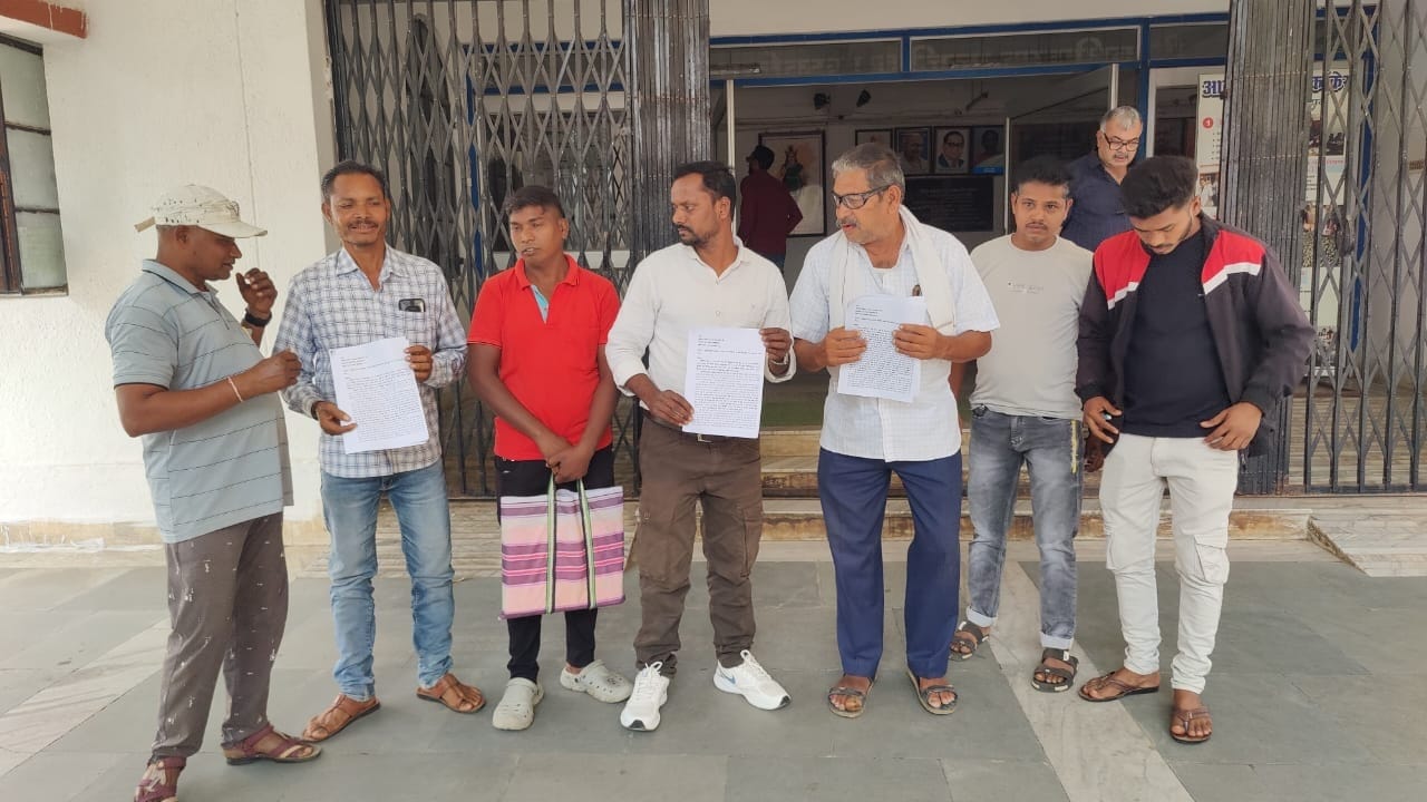 मामले की शिकायत करने पहुंचे किसान