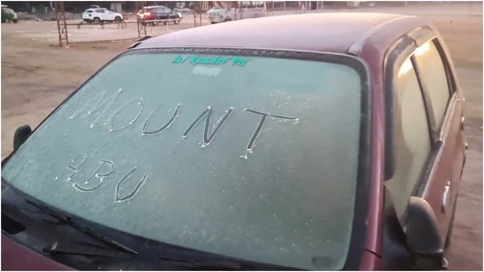 माउंट आबू में बर्फ जमी