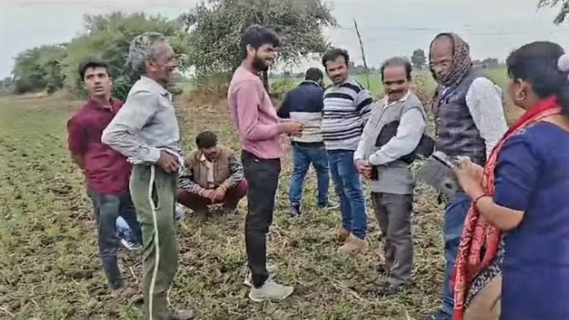 नष्ट हुई फसल का निरीक्षण करते हुए