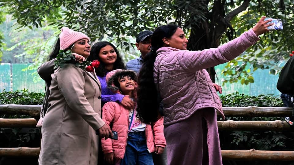 Delhi immersed in the celebration of New Year huge crowd gathered in Connaught Place tight security arrangem