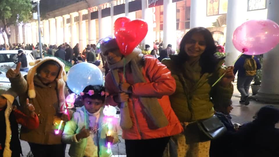 Delhi immersed in the celebration of New Year huge crowd gathered in Connaught Place tight security arrangem
