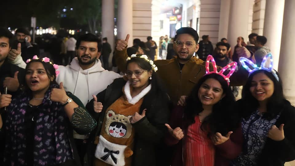 Delhi immersed in the celebration of New Year huge crowd gathered in Connaught Place tight security arrangem