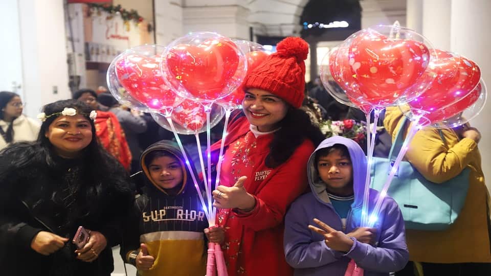 Delhi immersed in the celebration of New Year huge crowd gathered in Connaught Place tight security arrangem