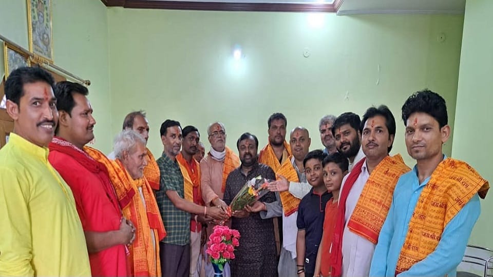 Nagar Panchayat where chairman gives one thousand rupees every month to the priests of 14 temples in Balrampur