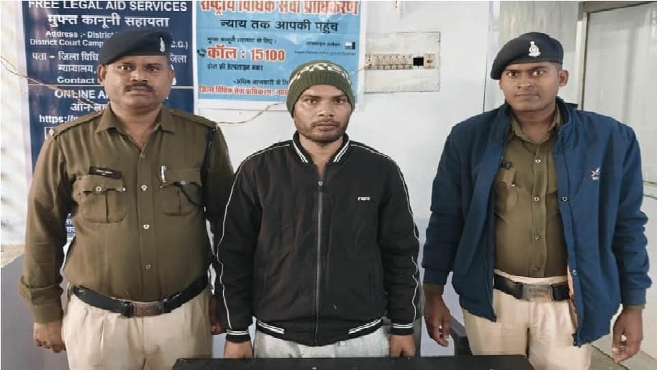 पुलिस की गिरफ्त में आरोपी