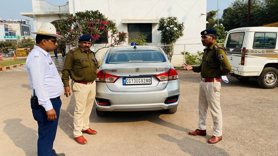पुलिस ने आरोपी को कार के साथ किया गिरफ्तार