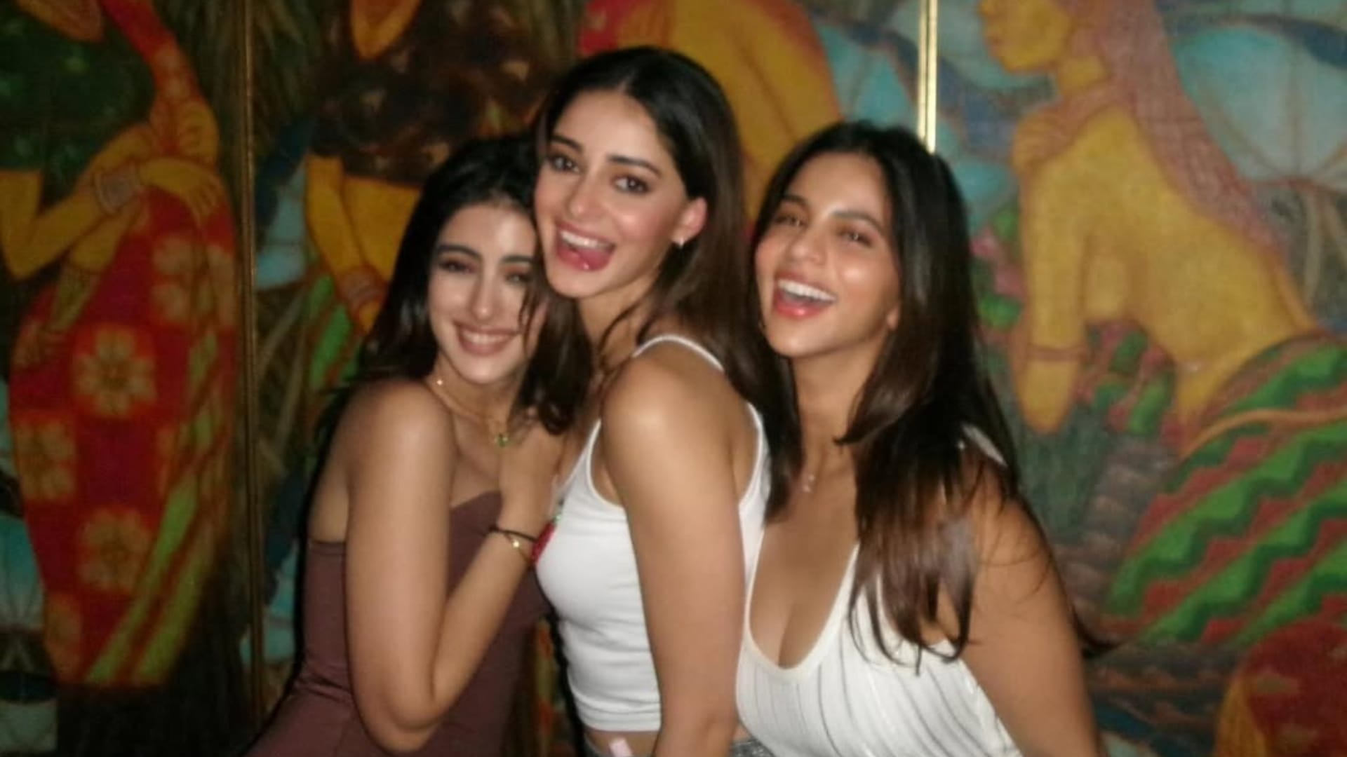 Best Parties At Mannat With Shah Rukh Khan Suhana Navya And Shanaya says Ananya Panday Praises King new year e