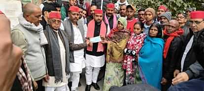 जेल में बंदी की मौत: अखिलेश यादव ने परिजनों को भेजी सहायता राशि, दोषियों पर कार्रवाई का भरोसा दिलाया Akhilesh Yadav sends help to family of man who died in jail.