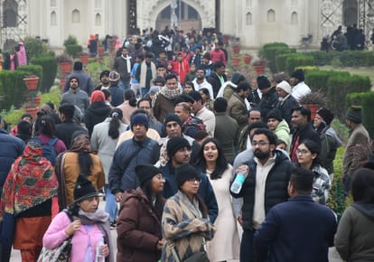 Lucknow: To welcome 2025, the arrival was celebrated till late night in the streets and hotels, Gulzar remaine