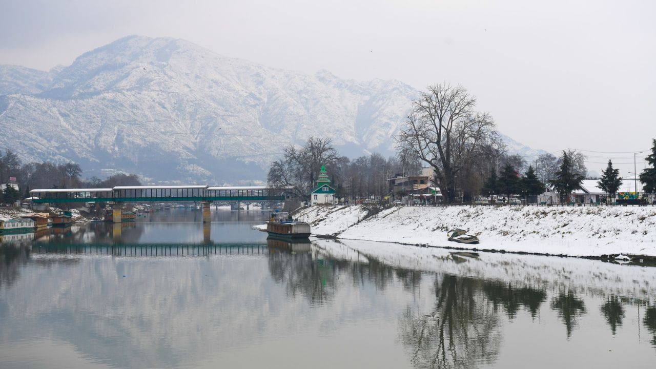 Srinagar: Weather cleared after snowfall in Srinagar, light sunshine scattered in the beauty of mountains, see