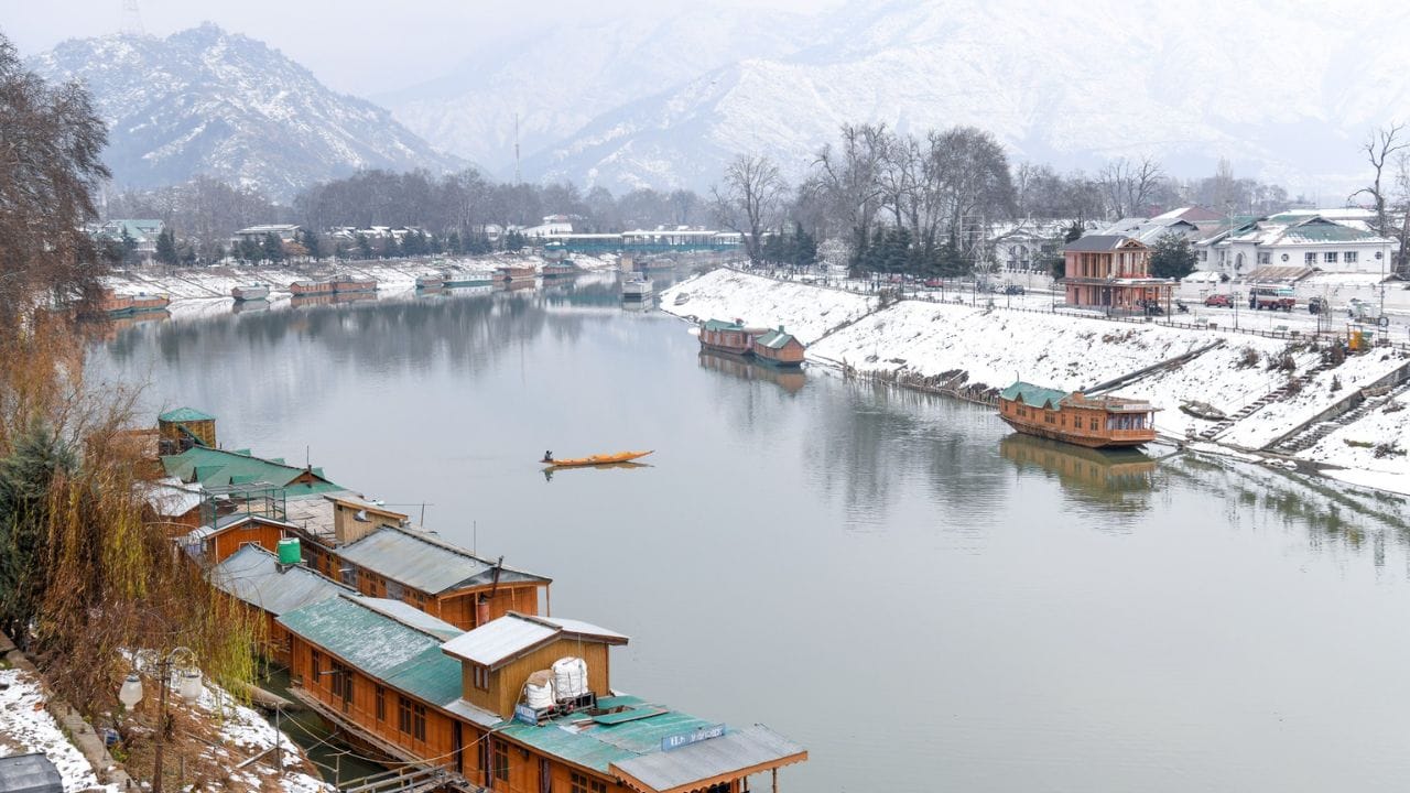 Srinagar: Weather cleared after snowfall in Srinagar, light sunshine scattered in the beauty of mountains, see