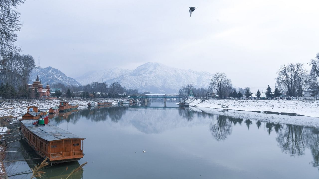 Srinagar: Weather cleared after snowfall in Srinagar, light sunshine scattered in the beauty of mountains, see