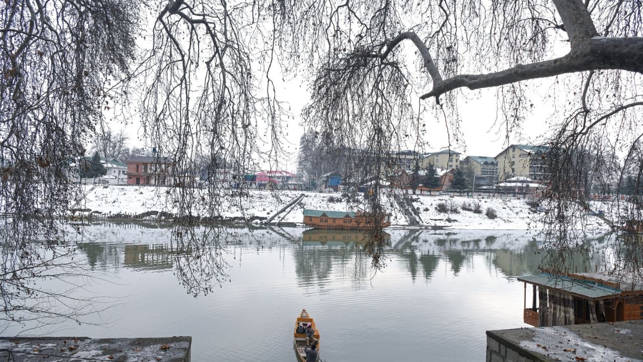 Srinagar: Weather cleared after snowfall in Srinagar, light sunshine scattered in the beauty of mountains, see