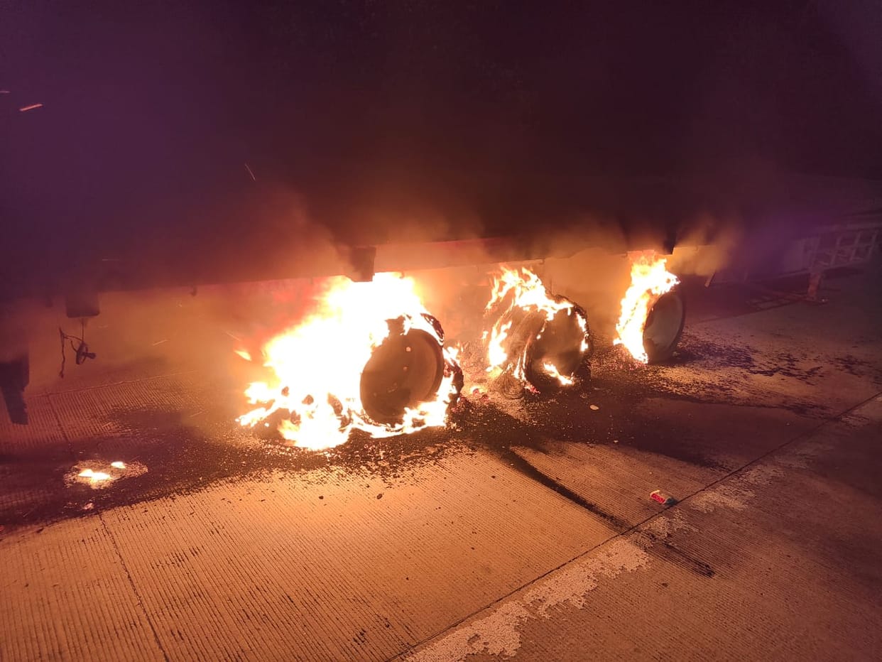 Baghpat: A huge fire suddenly broke out in the tyres of a moving truck, eight tyres burnt to ashes
