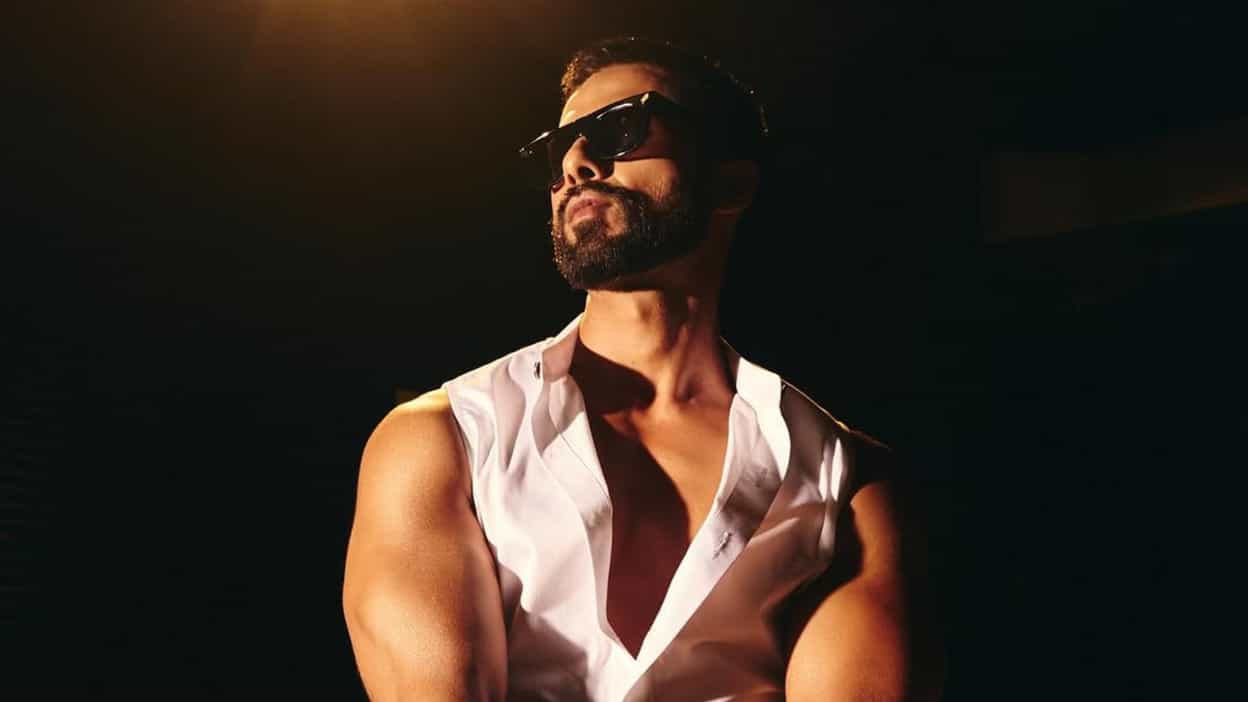 Shahid Kapoor Deva New Poster Has Special Amitabh Bachchan Connection Know  When Its Release As Per Report - Entertainment News: Amar Ujala - Shahid  Kapoor-deva:शाहिद कपूर की 'देवा' का नया पोस्टर जल्द
