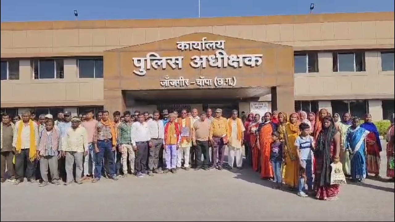 विरोध प्रदर्शन करते लोग