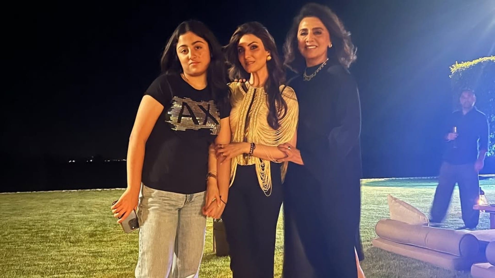 Neetu Kapoor family welcome new year together see beautiful Photos Ranbir kapoor Alia Bhatt and Raha kapoor