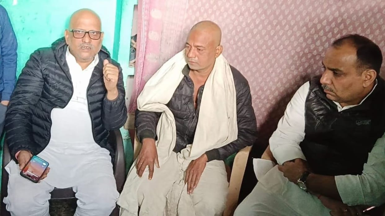 Congress State President Ajay Rai reached the house of Vivek Sharma who died due to China made Manjha