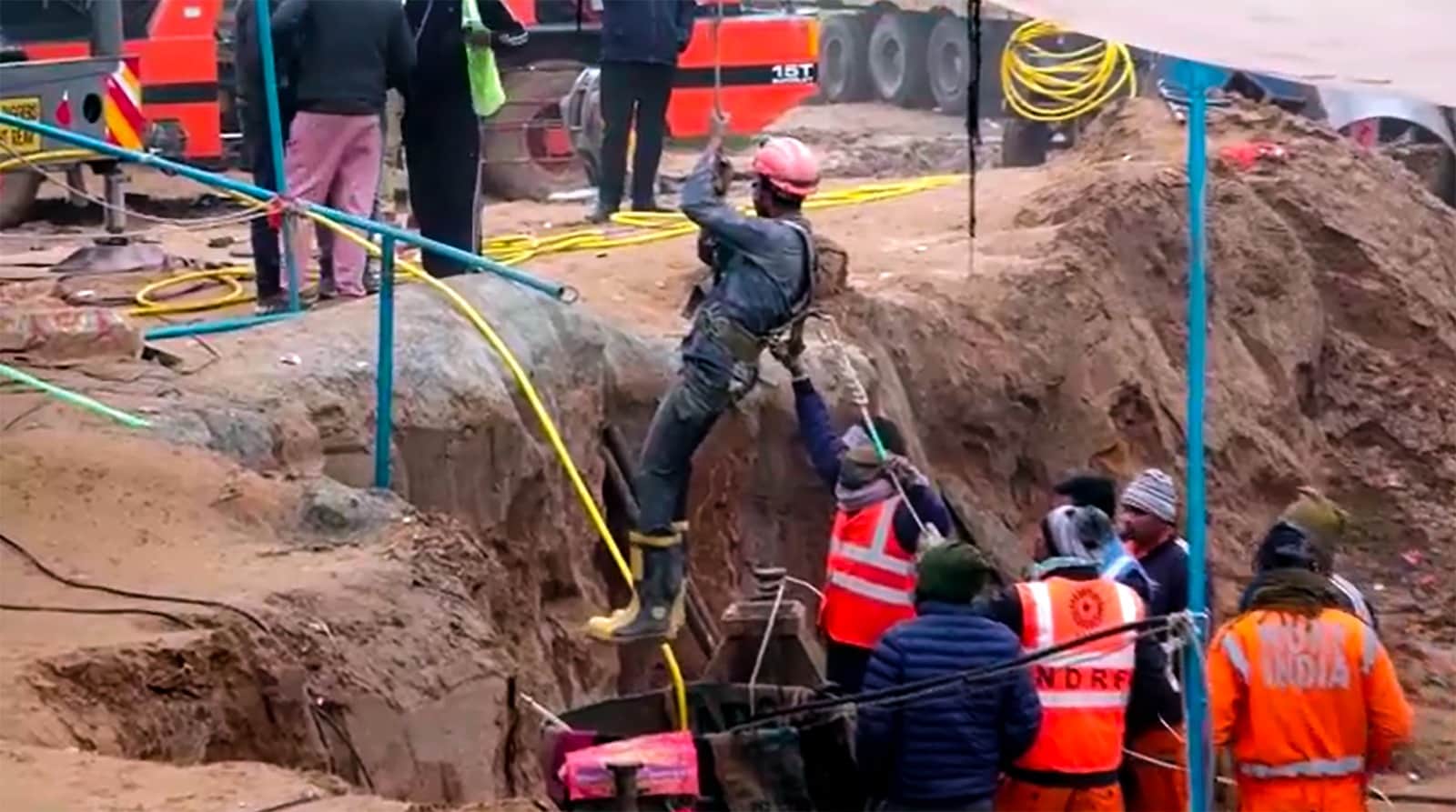 What was done to rescue Chetna who was trapped in the borewell?