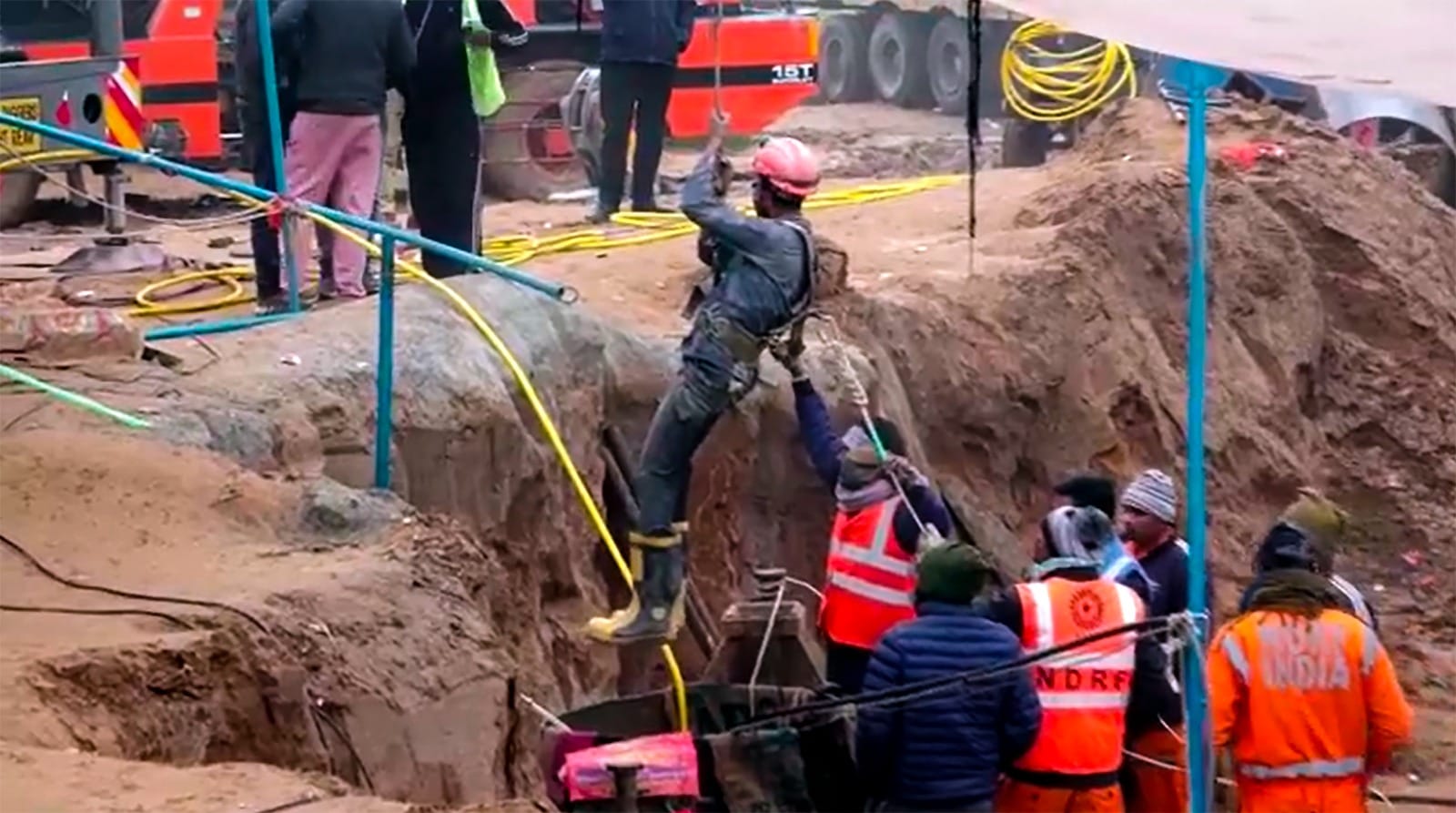 What was done to rescue Chetna who was trapped in the borewell?