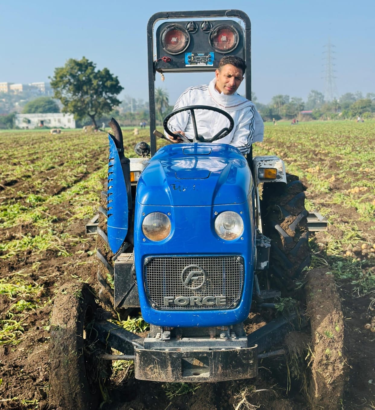 Bhopal: Patwari drove tractor to take out potatoes on the first day of the year, said- will wait for 100 Tuesd