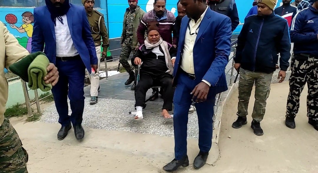 मंत्री रत्नेश सदा को गंभीर चोटें आई हैं।