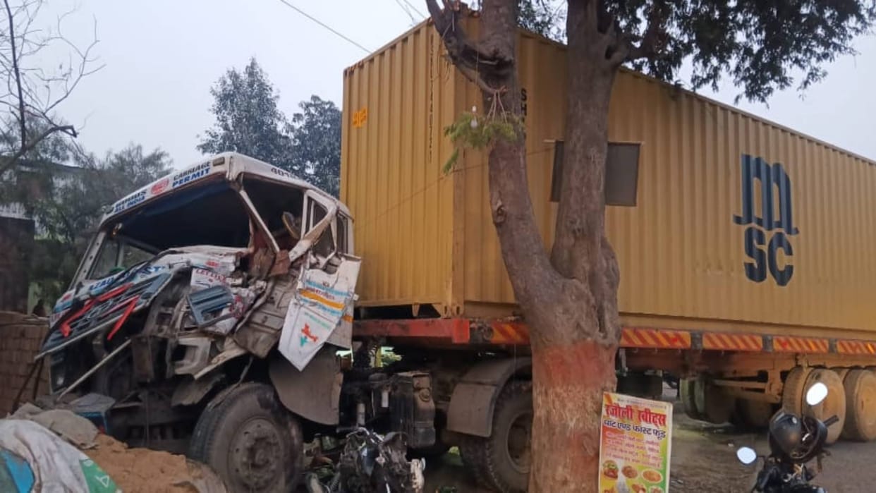 Bihar Vaishali container loaded truck hit patrol vehicle of Sadar police station causing chaos at spot