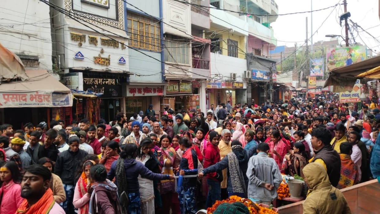 Happy New Year 2025 flood faith erupted on New Year Baba Garibnath Dham echoed with slogan Har Har Mahadev