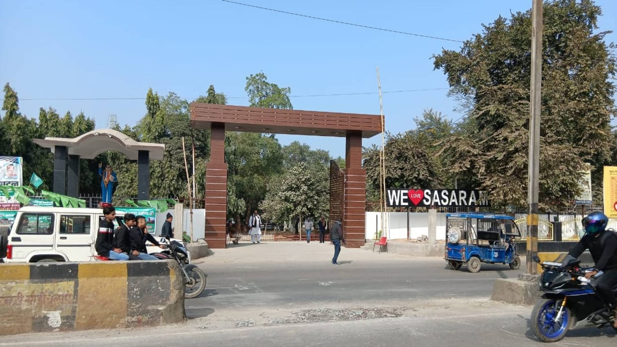 Bihar News Sasaram Collector does not like U-turn from intersection divider was demolished overnight