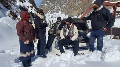 चमोली के गमशाली गांव में बर्फ में फंसे पर्यटक