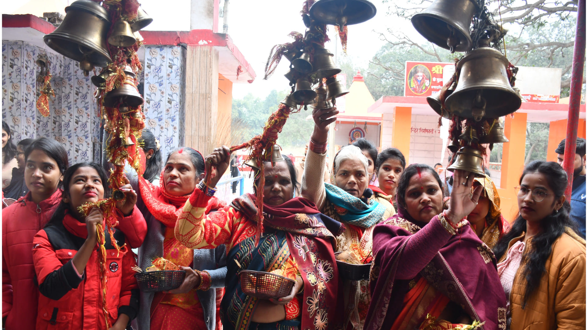 In Gorakhpur, people welcomed the New Year till late night, dancing and saying Happy New Year.