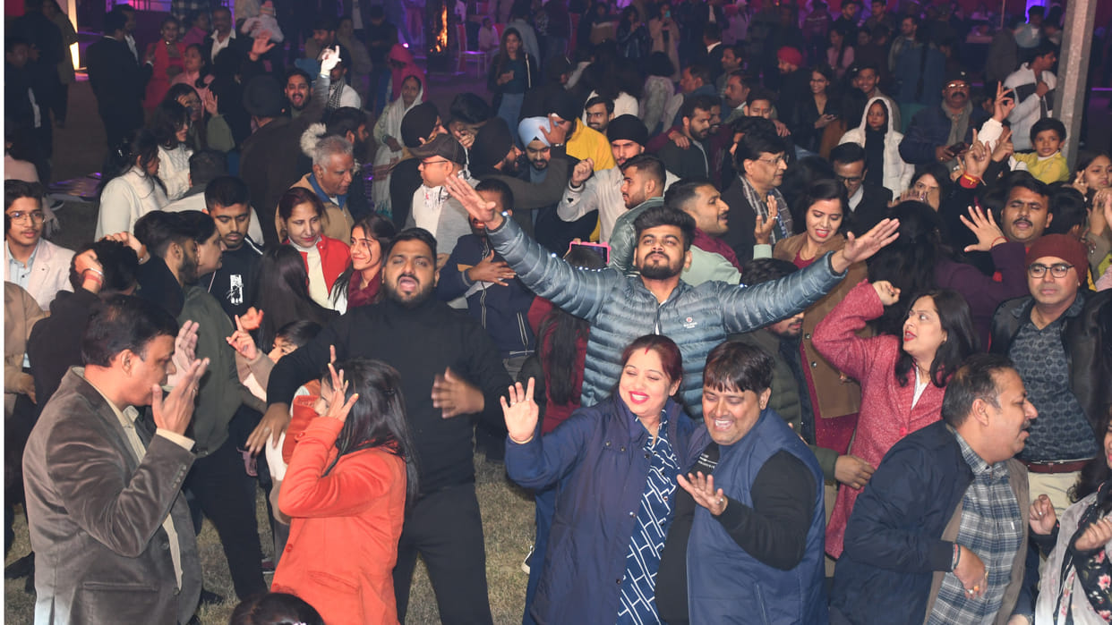 In Gorakhpur, people welcomed the New Year till late night, dancing and saying Happy New Year.