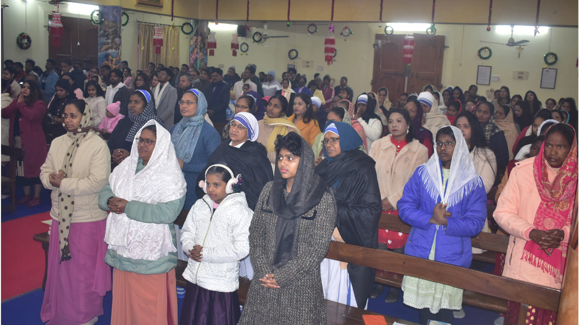 In Gorakhpur, people welcomed the New Year till late night, dancing and saying Happy New Year.