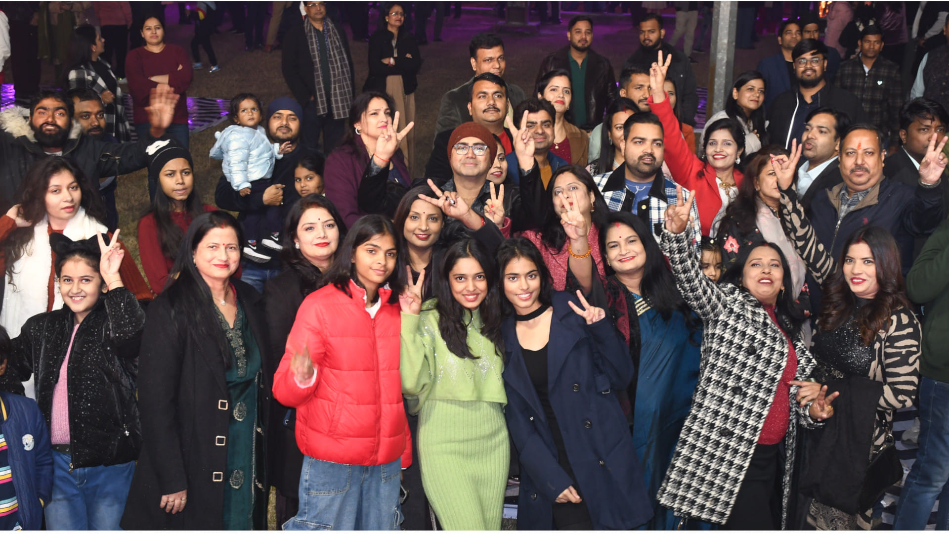 In Gorakhpur, people welcomed the New Year till late night, dancing and saying Happy New Year.