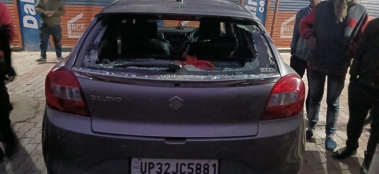 Bahraich: Brick and stone pelting fiercely between two communities, dispute over drinking alcohol, vehicles da