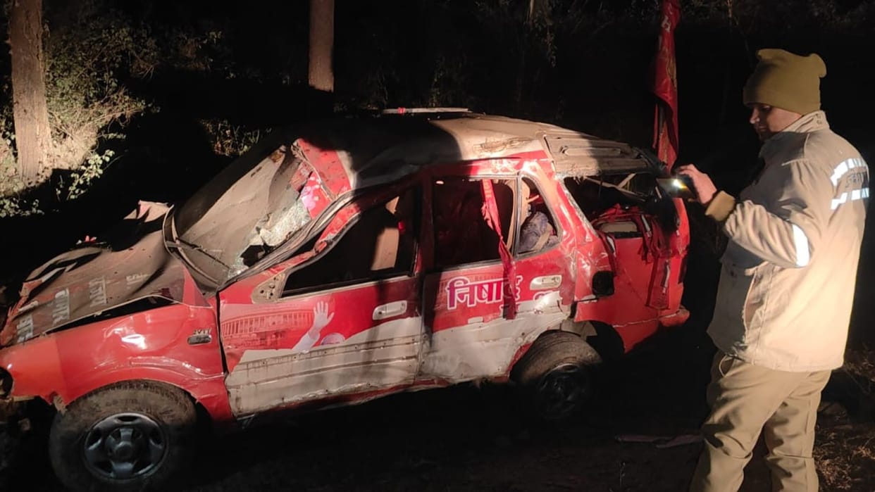 Dr. Sanjay Nishad Kafila Accident News many people injured after car overturned