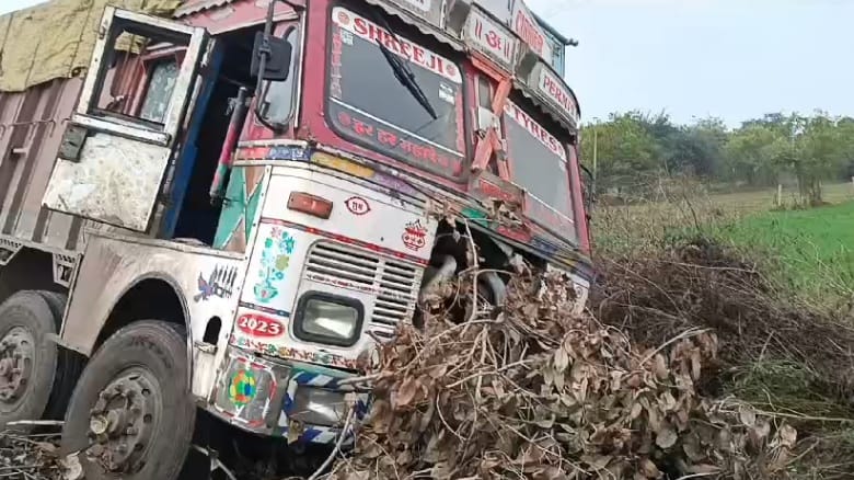 Hamirpur Accident Vehicle mechanic crushed by truck dragged for 10 meters stuck in wheel investigation started
