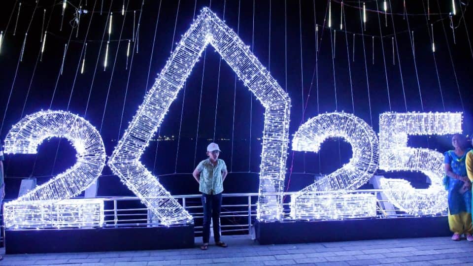 India Happy New Year 2025 Celebration photos kolkata amritsar jharkhand and other parts news in hindi