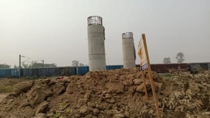 कसरक क्रासिंग पर चल रहा निर्माण कार्य