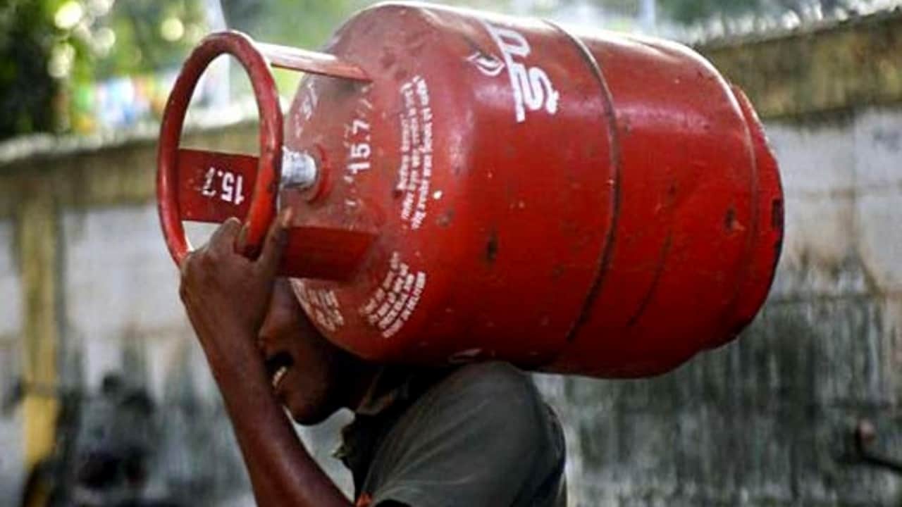 free lpg gas cylinder in uttar pradesh and delhi on holi festival how to check name
