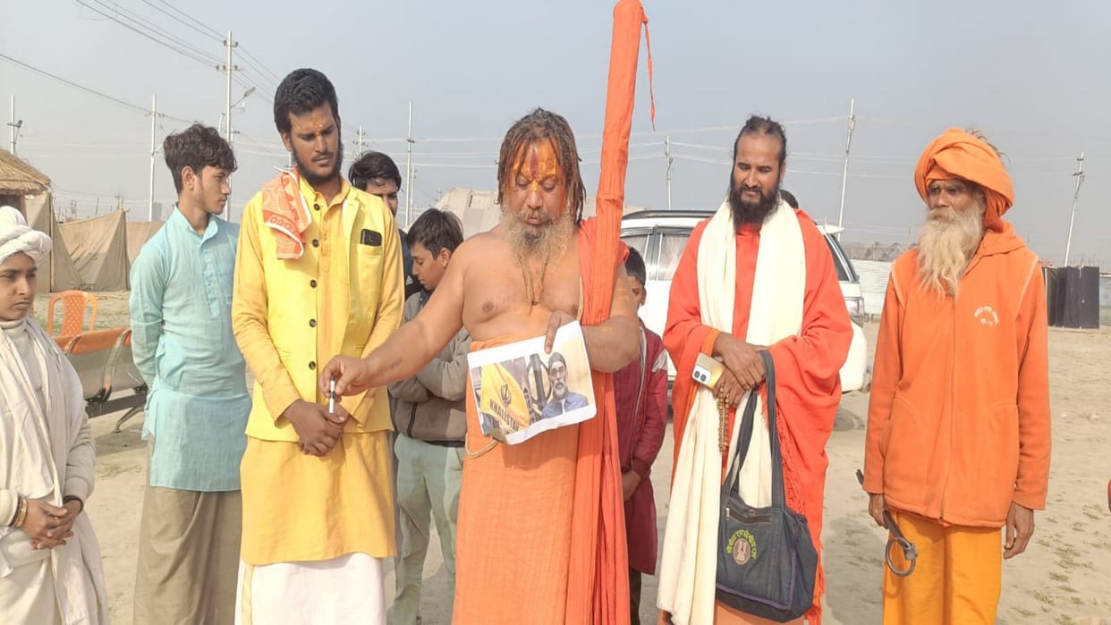 Saints burnt posters of terrorist Pannu, Paramhans Das said - If seen in Mahakumbh, we will bury him alive