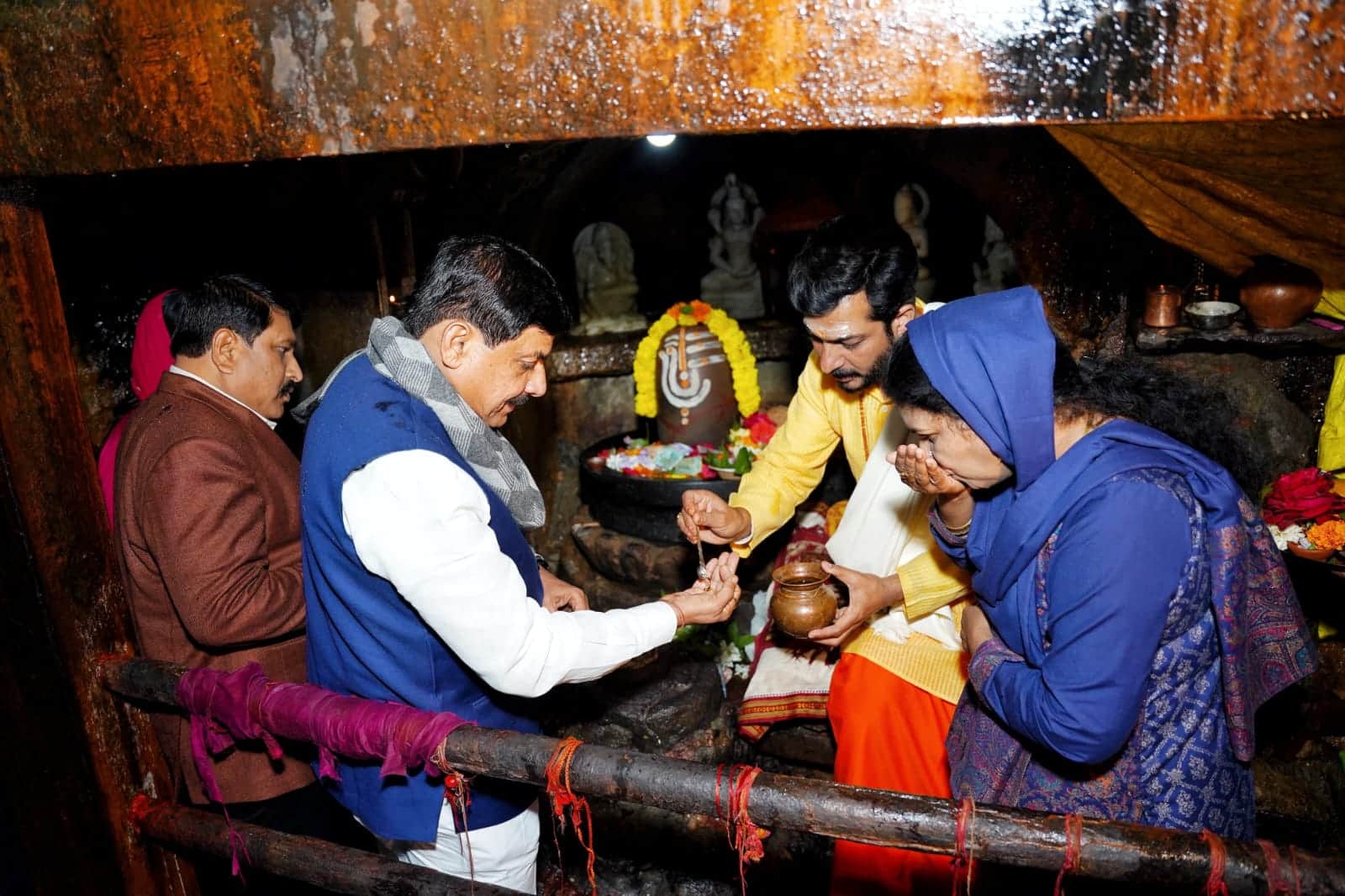 MP News: Chief Minister Dr. Mohan Yadav welcomed 2025 by having darshan of Bade Mahadev in Pachmarhi.