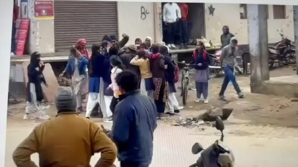 Baghpat: Girl students clashed on the road, knocked them down, beat them and pulled their hair