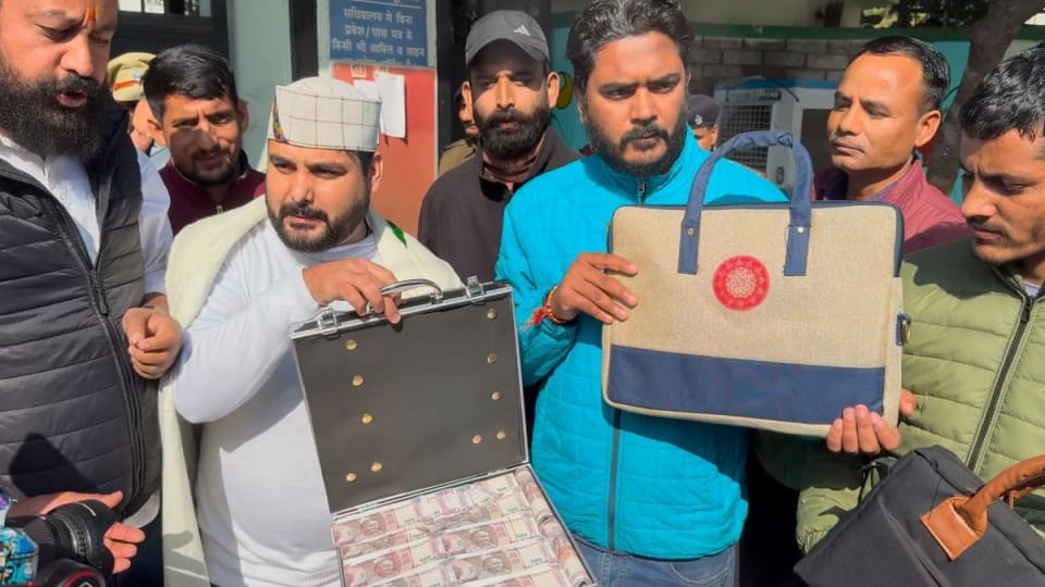 Dehradun News Unemployed Association President  Bobby Panwar reached secretariat with a briefcase full of note
