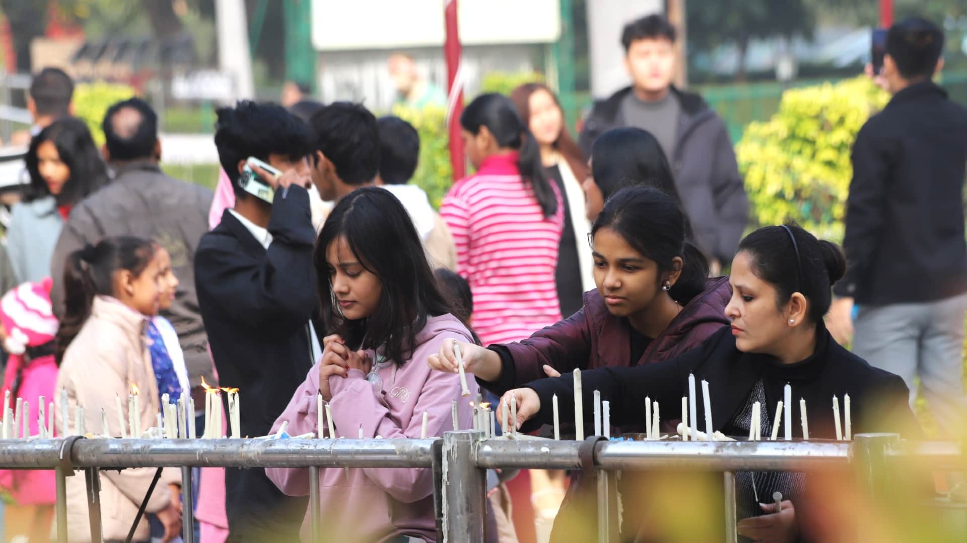 Tourist places in Delhi remain buzzing with tourists throughout day