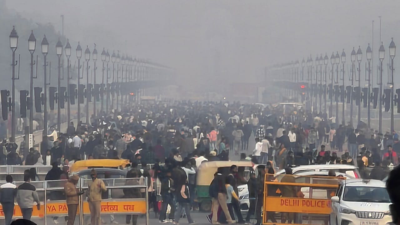 Tourist places in Delhi remain buzzing with tourists throughout day