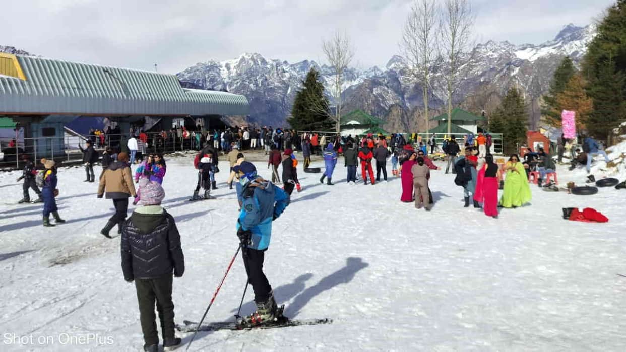 New Year Celebration in Himalayas More than five thousand tourists reached Auli Uttarakhand new year 2025
