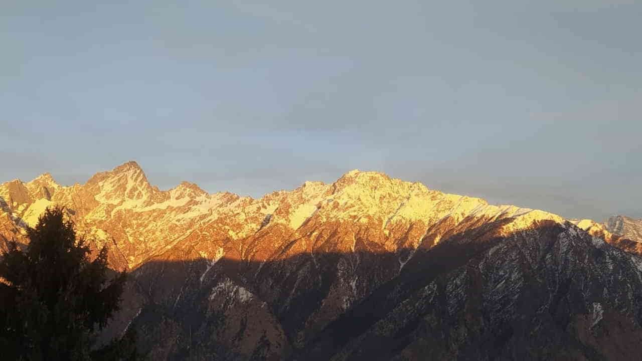 New Year Celebration in Himalayas More than five thousand tourists reached Auli Uttarakhand new year 2025