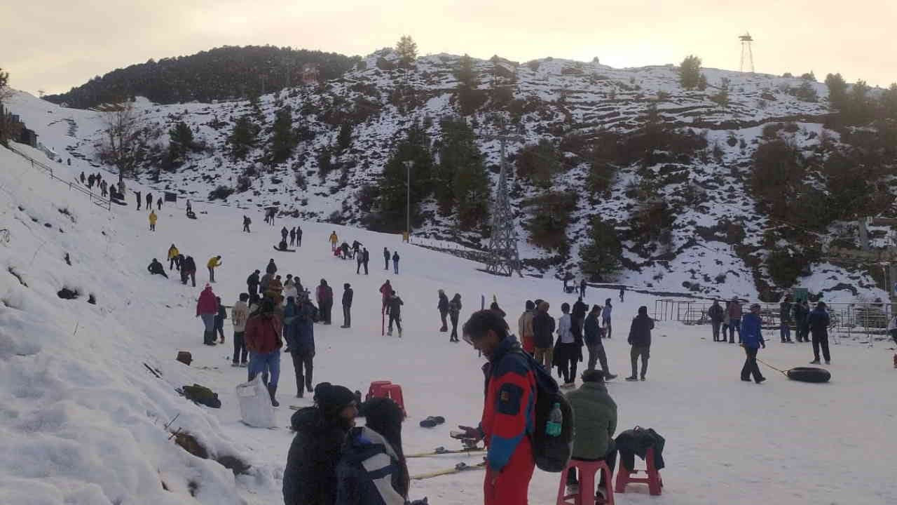 New Year Celebration in Himalayas More than five thousand tourists reached Auli Uttarakhand new year 2025